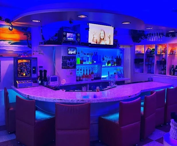 沖縄那覇のガールズバーWhiteLady